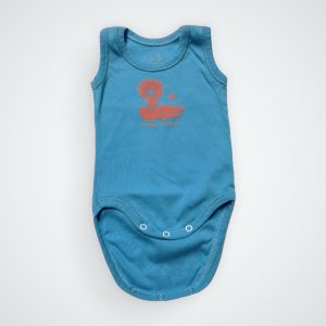Body bébé manches courtes bleu turquoise avec une sérigraphie devant orange. Seconde main.