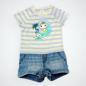Ensemble bébé lié en combishort, t-shirt rayé blanc bleu ciel et short jean. Seconde main.