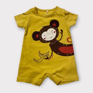 Combishort bébé jaune moutarde avec motif singe et banane, manches courtes. Seconde main.
