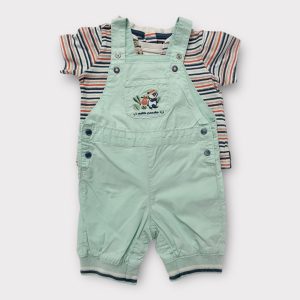 Ensemble bébé composé d’un t-shirt rayé et d’une salopette vert d’eau avec motif panda. Seconde.