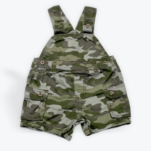 Salopette short bébé camouflage, poches soufflées sur les côtés. Seconde main.