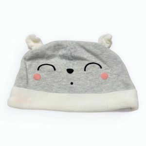 Bonnet bébé en maille gris clair et bordé de blanc en forme de petit animal. Seconde main.