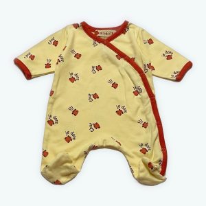 Dors-bien bébé jaune crème à manches longues, décoré de motifs tigres, avec liseré orange et fermeture croisée. Seconde main.