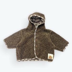 Manteau bouclettes marron manches longues boutonnée sur le devant avec capuche. seconde main.