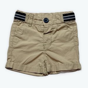 Short bébé beige clair avec ceinture élastique et bouton à la taille. Seconde main.
