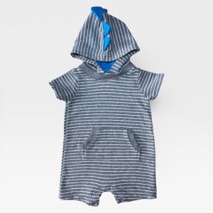 Combinaison bébé grise et blanche rayée à capuche dinosaure intérieur bleu Carter’s, 6 mois d'occasion.