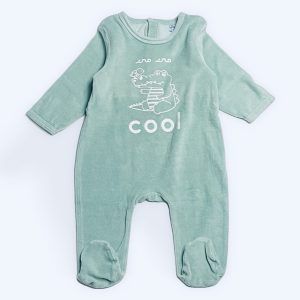 Pyjama bébé en velours vert pastel avec crocodile et inscription Cool. Mots d'enfants en 12 mois, d'occasion
