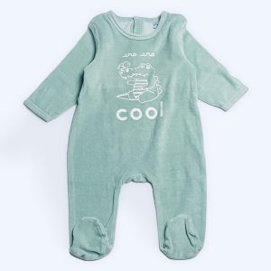 Pyjama bébé en velours vert pastel avec motif crocodile et inscription Cool, manches longues et pieds intégrés. Mots D'enfants, ç mois d'occasion