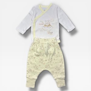 Ensemble bébé Winnie l’Ourson Disney avec body croisé, pantalon, bonnet et bavoir assortis, 3 mois, d'occasion.