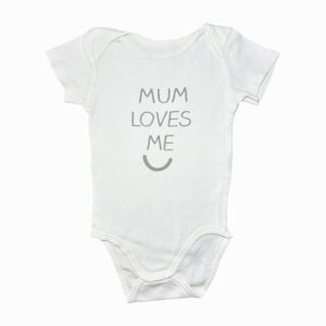 Body bébé blanc manches courtes "Mum Loves Me", 9 mois d'occasion