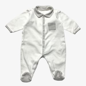 Dors-bien bébé manches longues blanc et gris clair. Petite poche plaquée quadrillée. Seconde main.
