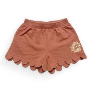 Short enfant terracotta doté d'un petit dessin paillettes. Seconde main.