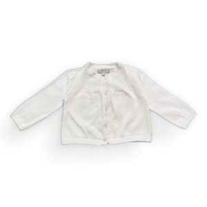 Gilet bébé blanc à manches longues avec des pinces plaquées poitrine. Seconde main.