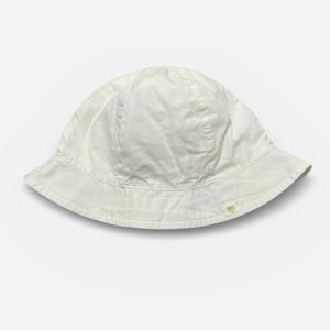 Chapeau bébé blanc avec un petit motif cœur doré. Seconde main.