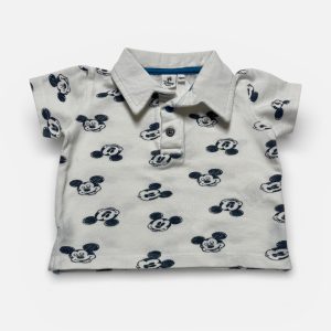 Polo bébé blanc manches courtes maille piqué avec des motifs répétés Mickey. Seconde main.