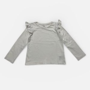 T-shirt enfant manches longues blanc crème avec un volant décoratif aux épaules. Seconde main.