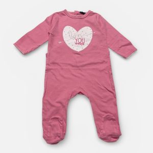 Dors-bien bébé manches longues rose, avec une sérigraphie cœur devant. Seconde main.