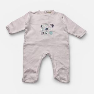Dors-bien bébé rose pâle manches longues avec une sérigraphie devant. Seconde main.