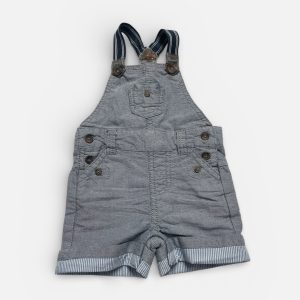 Salopette short bébé gris clair avec revers à fines rayures. Seconde main.