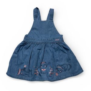 Robe bébé à bretelles bleu jean froncée à la taille, broderie 3 chats au bas de la jupe. Seconde main.