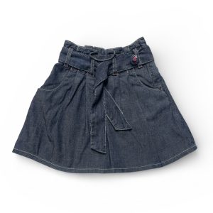 Jupe bleu jean foncé léger évasée par des pinces et dotée d'une ceinture. Seconde main.