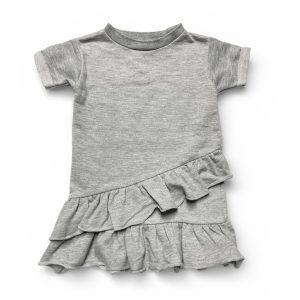 Robe maille manches courtes gris clair volantée au bas et un en biais. Seconde main.
