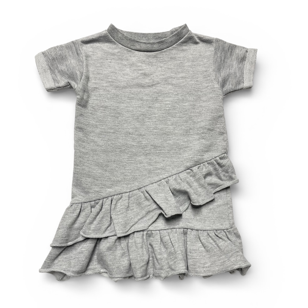 Robe maille manches courtes gris clair volantée au bas et un en biais. Seconde main.