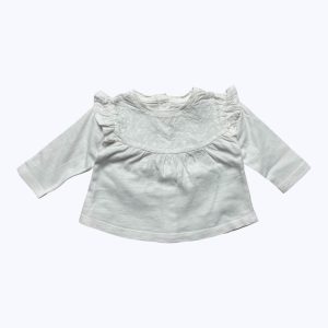 T-shirt bébé manches longues blanc volanté aux épaules et brodé au plastron. Seconde main.