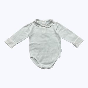 Body bébé manches longues avec un col rond et des poignet boutonnés. Seconde main.