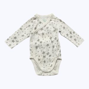 Body bébé manches longues blanc avec des motifs répétés étoiles. Seconde main.