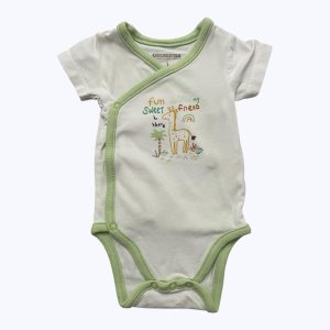 Body bébé manches courtes blanc avec un biais vert anis et un motif central. Seconde main.