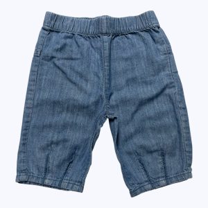 Bermuda bébé jean léger, avec des pinces au bas. Seconde main.
