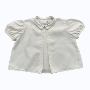 Blouse bébé blanche côtelée manches courtes, avec un petit col et une pince devant. Seconde main.