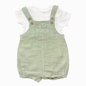 Ensemble bébé composé d’une salopette courte vert sauge avec poche poitrine et boutons en bois, portée sur un t-shirt blanc manches courtes – Primark 6/9 mois (74 cm), d'occasion