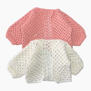 Lot de deux gilets bébé en laine faits main, un rose et un blanc, taille 1 à 3 mois, d'occasion