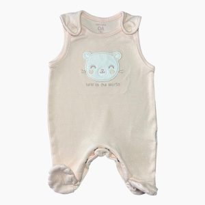 Grenouillère bébé rose pâle à pois blancs, sans manches, avec motif tête d’ourson brodé sur le devant, pieds intégrés et pressions aux épaules. C&A, naissance d'occasion
