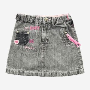 Jupe en jean gris délavé avec poches arrière en velours noir, broderies roses et détails contrastés, Lily Rock, 3 ans d'occasion