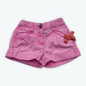 Short enfant rose fluo délavé, revers au bas élastiqué à la taille. Seconde main.