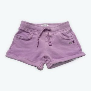 Short enfant maille parme avec un petit revers, taille élastiquée. Seconde main.