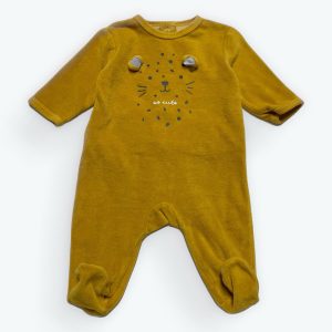 Dors bien velours bébé manches longues moutarde motif tête de lion devant. Seconde main.
