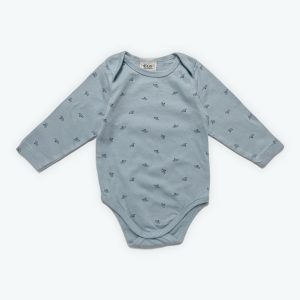 Body bébé manches longues bleu ciel motifs répétés petits bateaux. Seconde main.