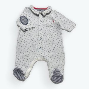 Dors bien maille bébé manches longues gris clair avec des petits motifs étoiles bleu. Seconde main.