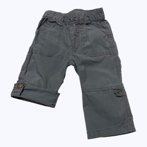 Pantalon bébé modulable en bermuda gris avec des poches plaquées. Seconde main.