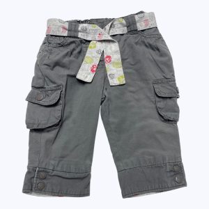 Pantalon bébé gris avec une ceinture gris clair et des poches soufflées sur le côté. Seconde main.