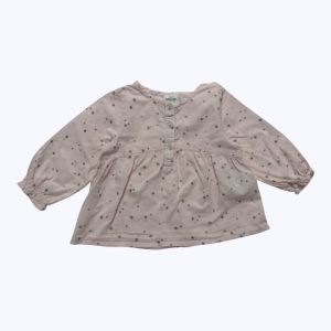 Blouse bébé manches longues rose pâle avec des motifs petites étoiles en paillette grise. Patte de boutonnage devant. Seconde main.