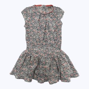 Robe enfant manches courtes blanc motifs cœurs répétés bleu et corail, pinces à l'encolure et smocks aux hanches. Seconde main.