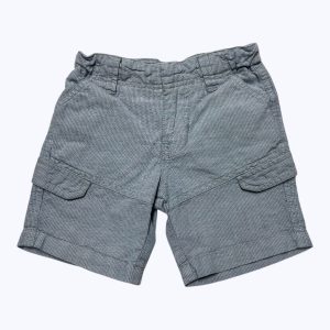 Bermuda enfant rayé blanc bleu gris poches rabat décoratives devant élastique ajustable à la taille. Seconde main.