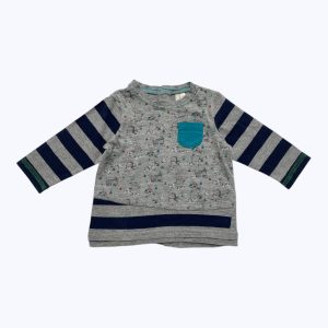 T-shirt bébé manches longues rayé gris clair bleu marine, devant gris clair motifs répétés pingouins poche plaquée turquoise. Seconde main.