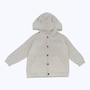 Gilet enfant tricot beige clair avec une capuche, poches plaquées devant. Seconde main.