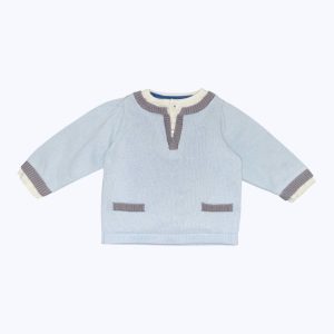 Pull bébé manches longues bleu ciel effet double côtes col et poignets gris, patte de boutonnage devant. Seconde main.